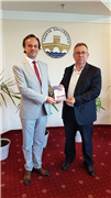 ÖĞR. GÖR. DR. ÖZDEMİR AKBAL KİTABINI REKTÖR PROF. DR. ERHAN TABAKOĞLU’NA TAKDİM ETTİ