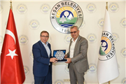 REKTÖR PROF. DR. ERHAN TABAKOĞLU VE BERABERİNDEKİ HEYET, KEŞAN BELEDİYE BAŞKANI MUSTAFA HELVACIOĞLU’NA İADEİZİYARETTE BULUNDU
