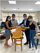 TRAKYA ÜNİVERSİTESİ AKILCI İLAÇ TOPLULUĞU DÖNEM BAŞKANLARI YAŞ KÜTÜĞÜNE İSİM PLAKASI ÇAKMA TÖRENİ GERÇEKLEŞTİRİLDİ
