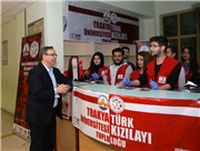 REKTÖRÜMÜZ PROF. DR. ERHAN TABAKOĞLU ÖĞRENCİLERİMİZE ÇORBA DAĞITTI