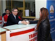 REKTÖRÜMÜZ PROF. DR. ERHAN TABAKOĞLU ÖĞRENCİLERİMİZE ÇORBA DAĞITTI