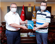 TRAKYA ÜNİVERSİTESİ ROMAN DİLİ VE KÜLTÜRÜ ARAŞTIRMALARI ENSTİTÜSÜ DERGİSİNİN İLK SAYISI, REKTÖR PROF. DR. ERHAN TABAKOĞLU’NA TAKDİM EDİLDİ