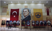 ÜNİVERSİTEMİZDE AHMET YENİLMEZ TİYATROSU’NUN "USTA" İSİMLİ OYUNU SAHNELENDİ