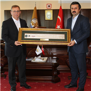 OKÇULAR VAKFINDAN REKTÖR PROF. DR. ERHAN TABAKOĞLU’NA ZİYARET