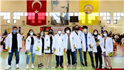 HEKİM ADAYLARI BEYAZ ÖNLÜKLERİNİ GİYDİ