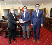 DR. ÖĞR. ÜYESİ CÜNEYT TAŞKIN, EDİTÖRLÜĞÜNÜ YAPTIĞI KİTABI REKTÖR PROF. DR. ERHAN TABAKOĞLU’NA TAKDİM ETTİ